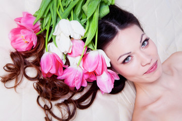 Obraz na płótnie Canvas Girl with tulip flowers