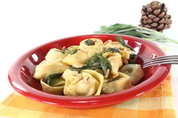 Rucola-Ricotta Tortellini mit Salbeibutter