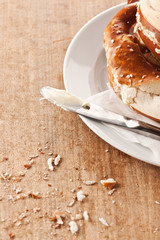 Butter auf die Brezel schmieren
