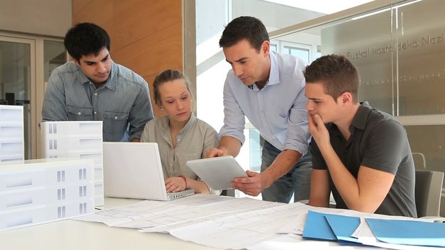 Professional teacher with students in architecture