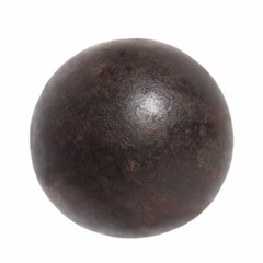 Oude roestige ijzeren metalen bal geïsoleerd op een witte achtergrond