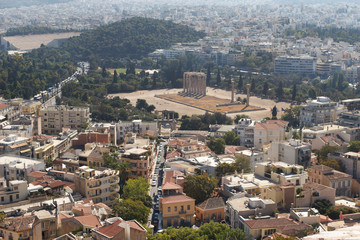 Fototapeta na wymiar Grecja, Ateny. Widok na miasto i Świątynia Zeusa Olimpijskiego