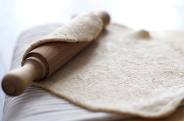 Pasta integrale stesa con mattarello