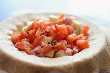 Ripieno di pomodori, prosciutto e formaggio su sfoglia