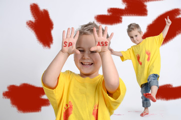 Junge mit roter Farbe
