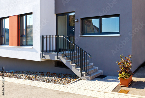 "Moderner Hauseingang" Stockfotos und lizenzfreie Bilder auf Fotolia