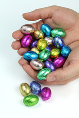 bunte ostereier in händen