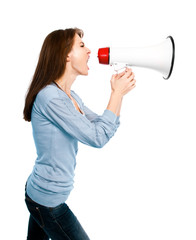 Frau schreit durch ein Megaphone
