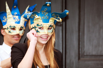 paar mit masken aus venedig