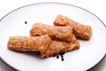 Cevapcici mit Pfefferkörner auf Teller