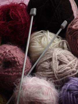 Pelotes de laine et aiguilles à tricoter