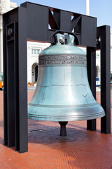 Obraz premium Replica freedom bell in front of Union Station