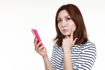 Fototapeta premium 携帯電話を持っている女性