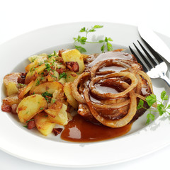 Spießbraten mit Schmorzwiebeln, Bratkartoffeln