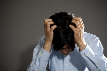 頭を抱える男性