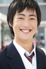 笑顔の男子高校生