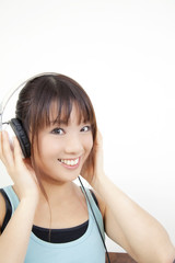 ヘッドホンで音楽を聴く女性