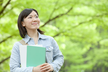 Fototapeta premium 笑顔で歩く大学生