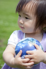 地球儀を持つ女の子