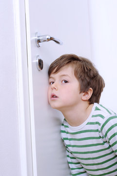 Ich lausche an der T&uuml;r