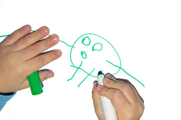 Mani di bambino che disegnano un personaggio