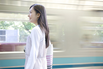 電車を待つ女性