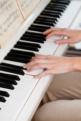 Fototapeta na wymiar Gra na fortepianie (płytkie DOF, kolor stonowanych obraz)