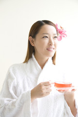 ティーカップを持つ女性