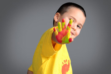 Junge mit Finerfarbe