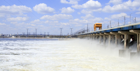 Fototapeta na wymiar Resetuj wody na hydroelektrowni na rzece