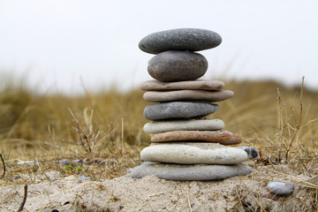 Steinstapel an einem Strand