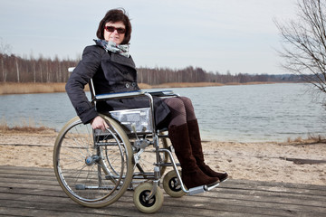 Frau im Rollstuhl in der Natur