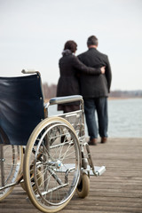 Mann hilft Frau beim gehen