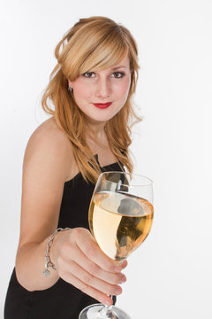 Blondes junges Model mit Weinglas