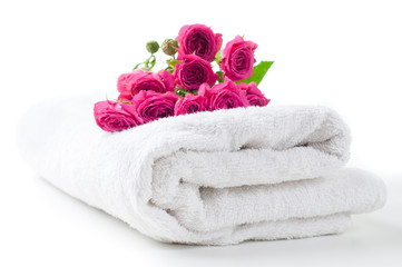 Obraz na płótnie Canvas clean white terry towel and a bouquet of roses
