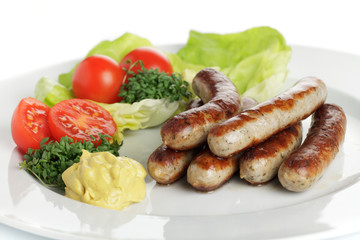 Nürnberger Rostbratwürstchen an Salat