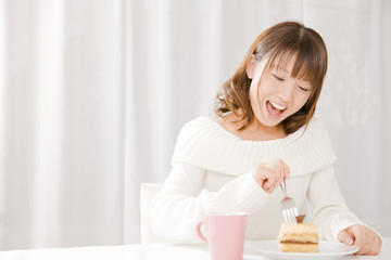 Obraz na płótnie Canvas ケーキを食べようとしている女性