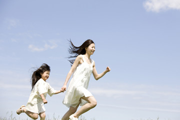 Fototapeta na wymiar 走っている女の子と若い女性
