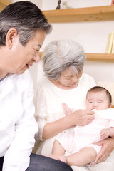 赤ちゃんをあやす祖父母