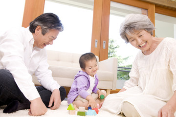 孫息子と積木で遊ぶ祖父母