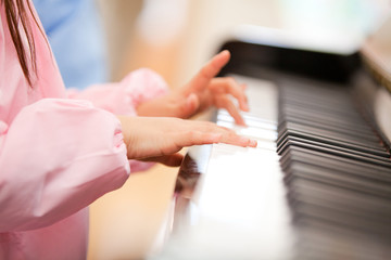 ピアノを弾く幼稚園女児の手元