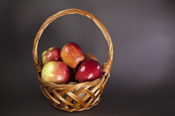 The apples in the basket