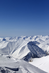 Fototapeta na wymiar Snowy góry. Góry Kaukazu, Georgia.