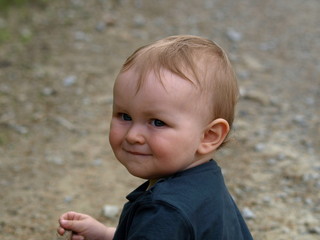 fr&ouml;hlicher Junge