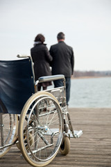 Mann hilft Frau beim gehen