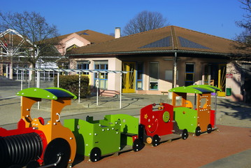 cour d'une école mternelle dans le sud  de la France