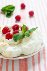 Pavlova merengue dessert