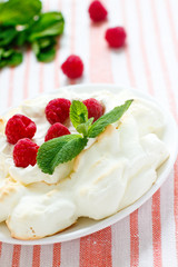 Pavlova merengue dessert