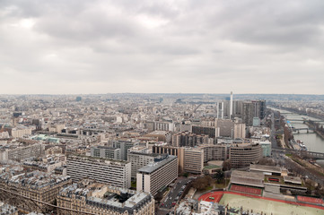 Fototapeta na wymiar Widok na Paryż z Wieży Eiffla
