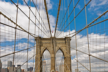 Obraz premium Widok w górę mostu Brooklyn Bridge w Nowym Jorku